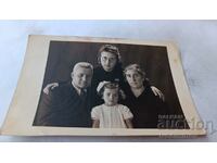 Fotografie Archara Bărbat, femeie și două fete 1941