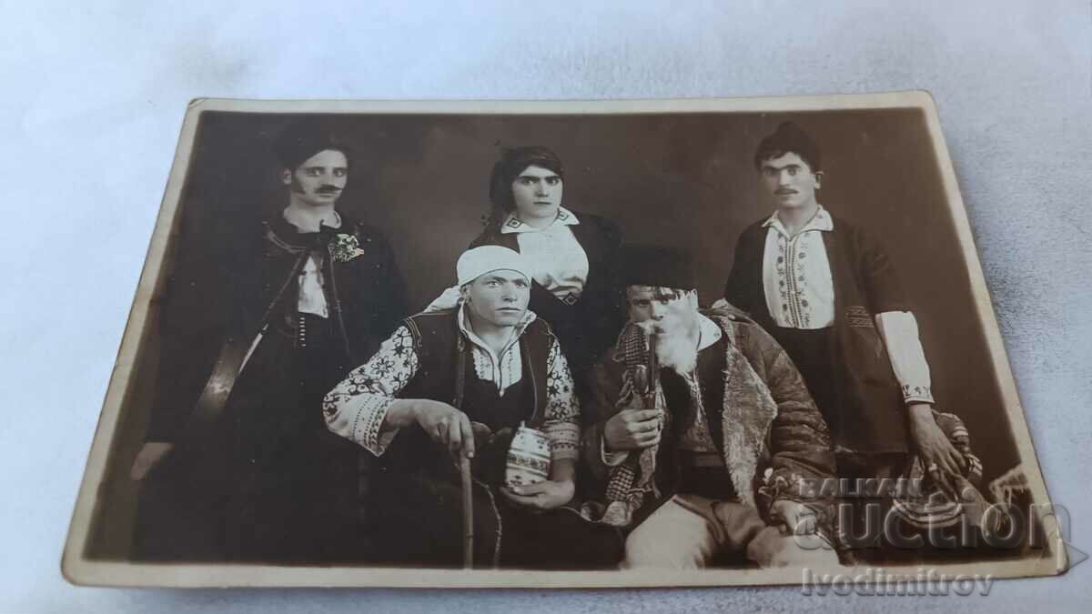 Photo Young men and women in carnival folk clothes