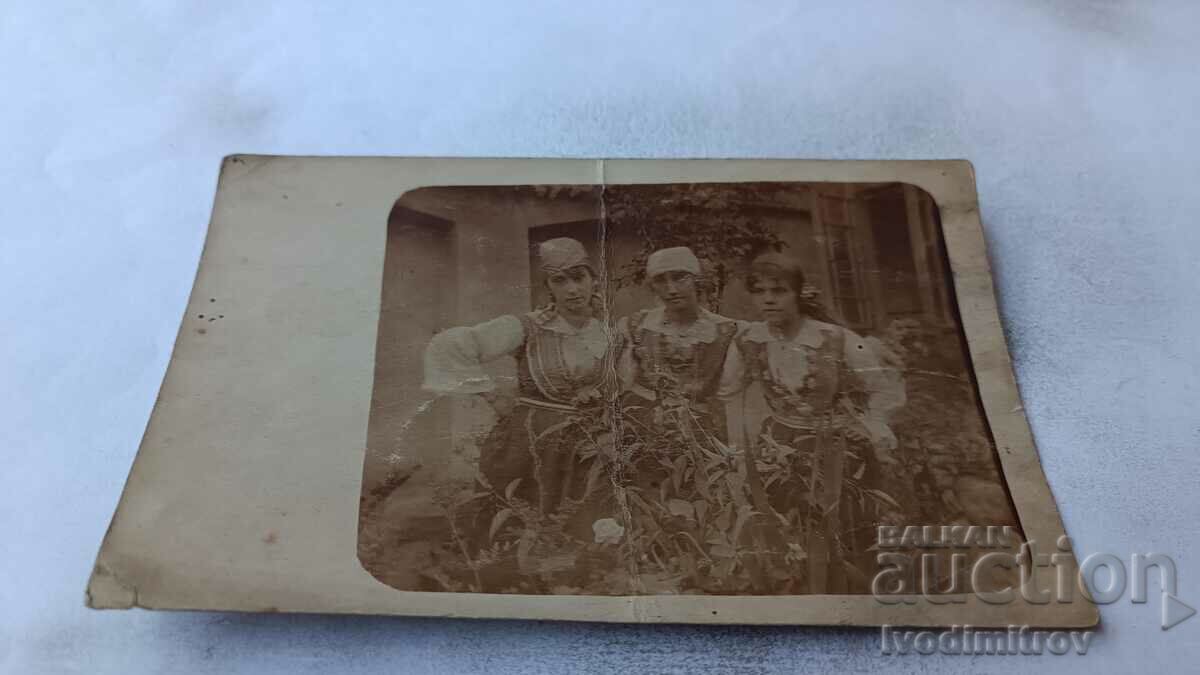 Снимка Три млади момичета с народно носии в двора