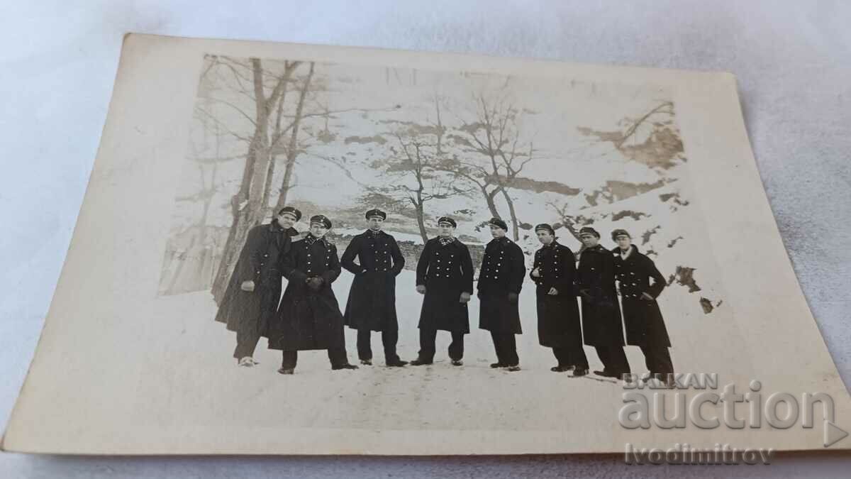 Photo Young people in school uniforms on the road in winter