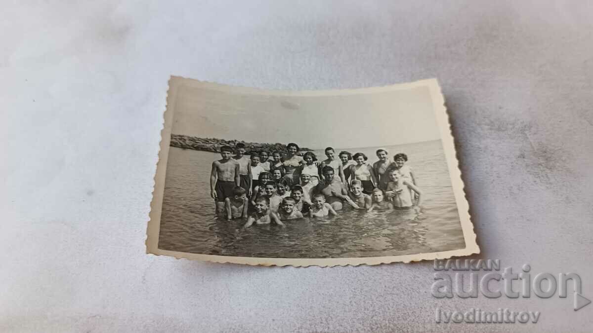 Снимка Поморие Мъж жени и деца в морето 1956
