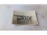Fotografie Pomorie Bărbat, femei și copii în mare 1956