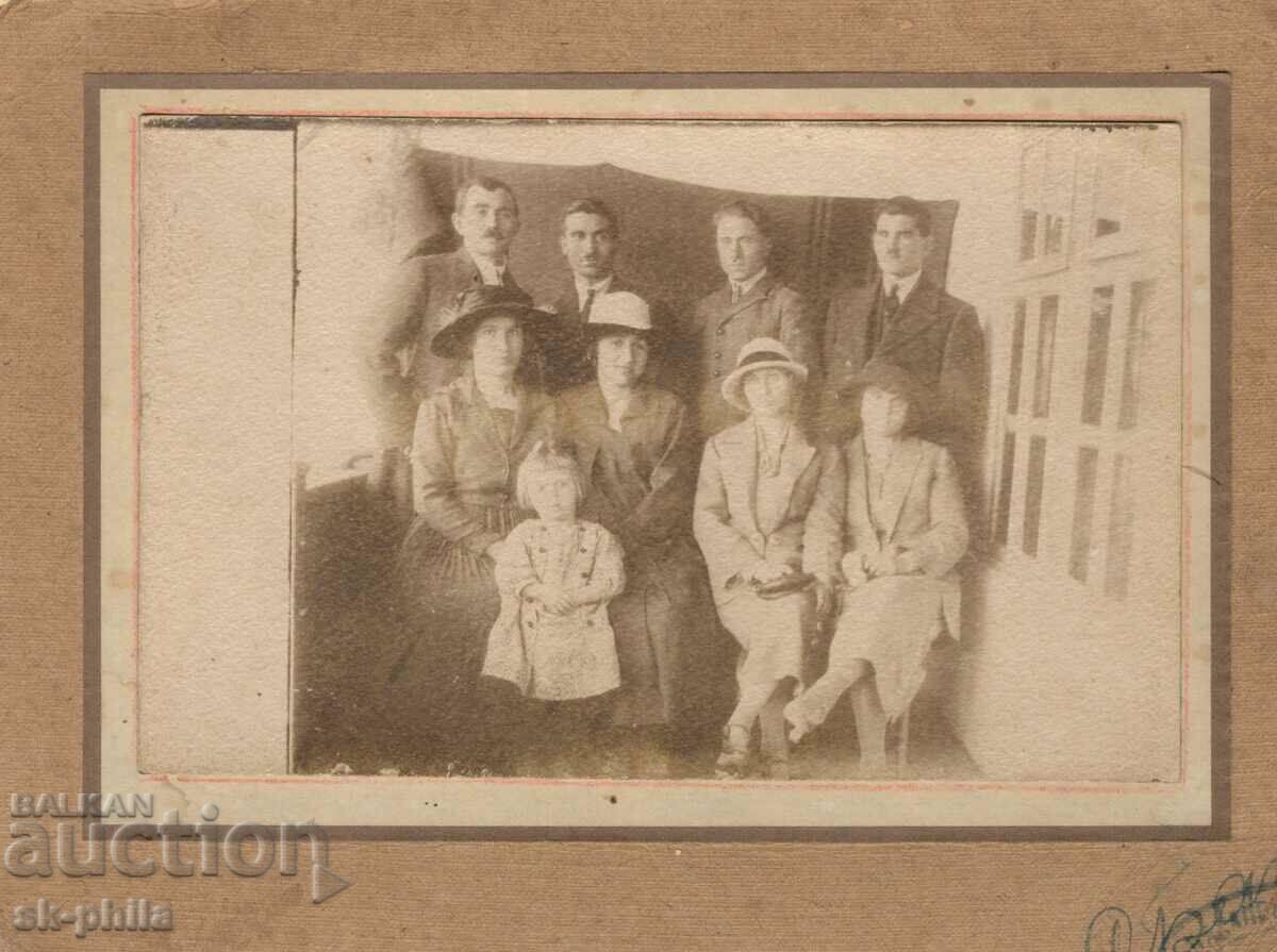 Παλιά φωτογραφία σε χαρτόνι - Συνάντηση στο χωριό Μπορίσοβο