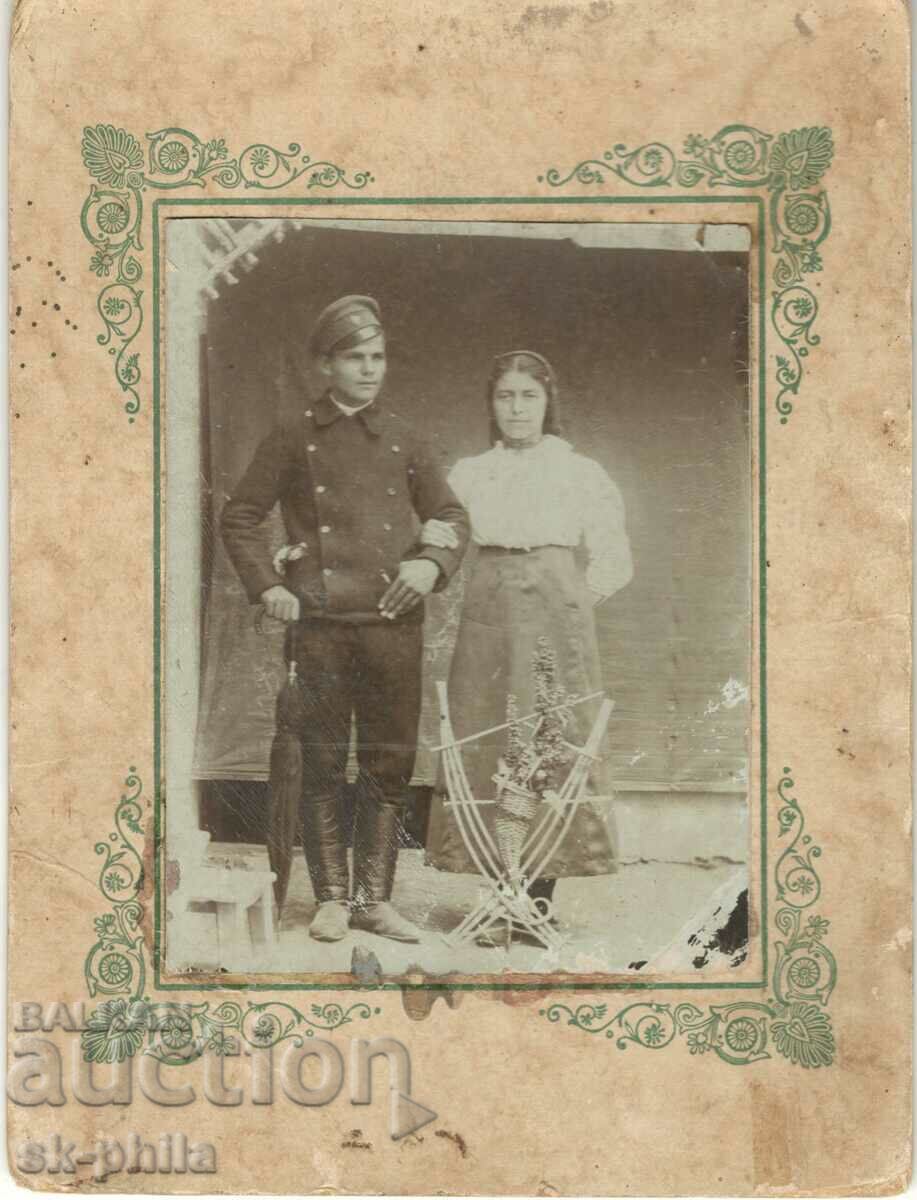 Стара снимка върху картон - Войник със съпругата