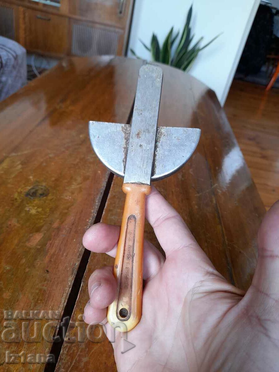 An old jar opener with price 12.00 BGN | € 6.14 An old jar opener with price 12.00 BGN | € 6.14