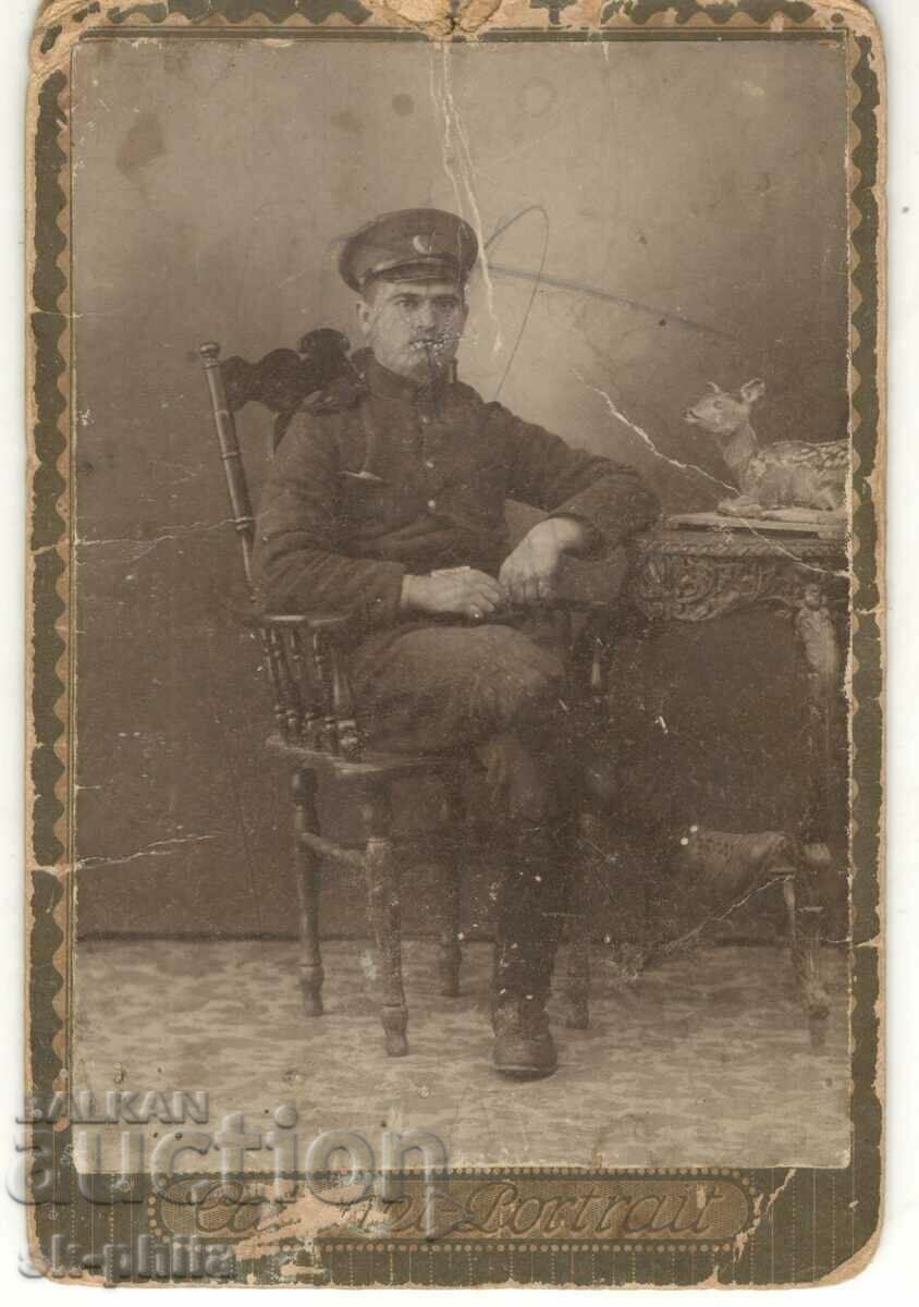 Foto veche pe carton - Ofițer așezat
