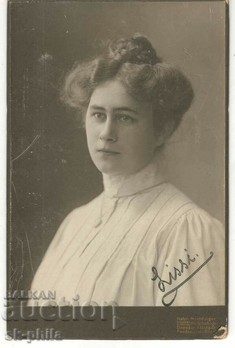 Παλιά φωτογραφία σε χαρτόνι - νεαρή γυναίκα