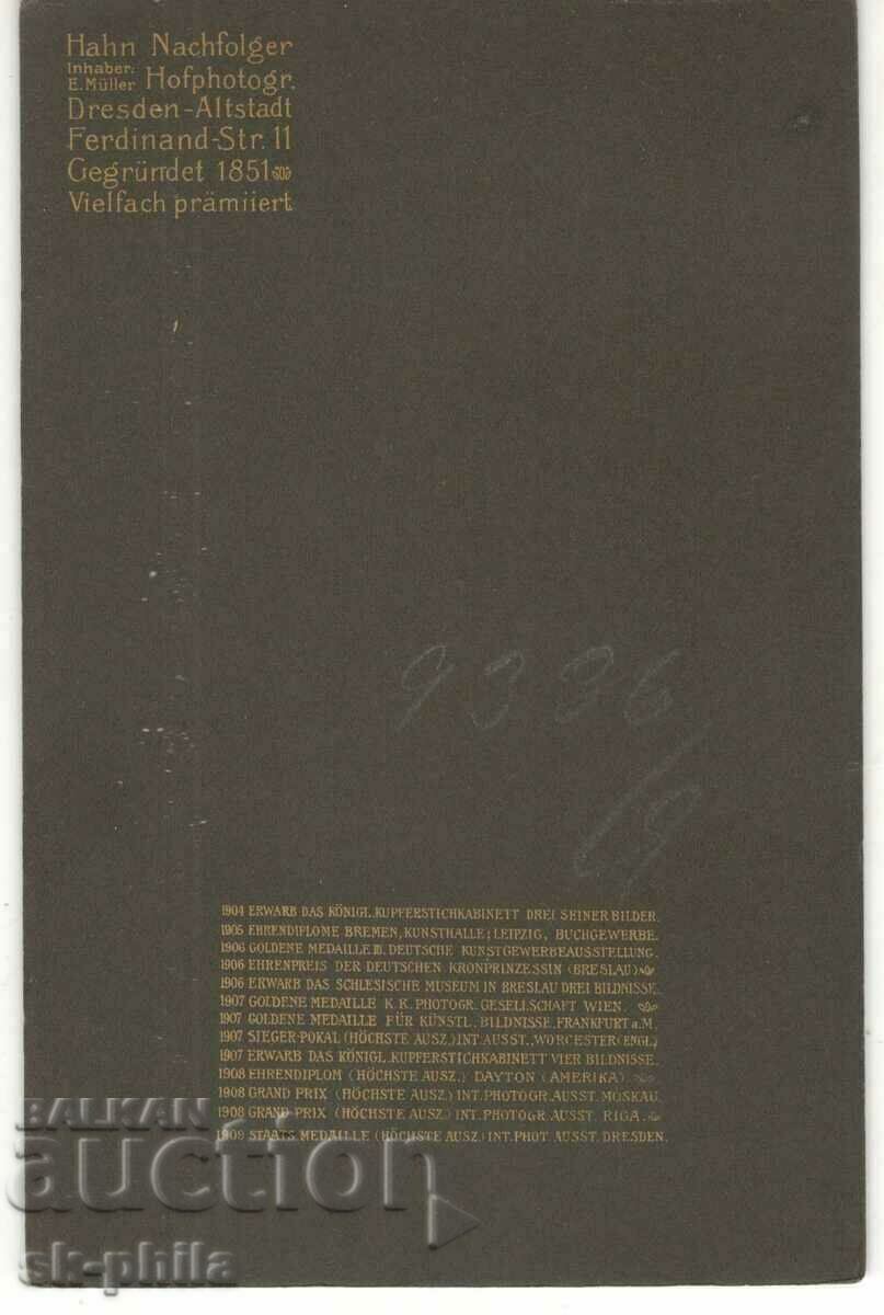 Стара снимка върху картон - Млада жена с цена 3.00 лв. | € 1.53 Стара снимка върху картон - Млада жена с цена 3.00 лв. | € 1.53