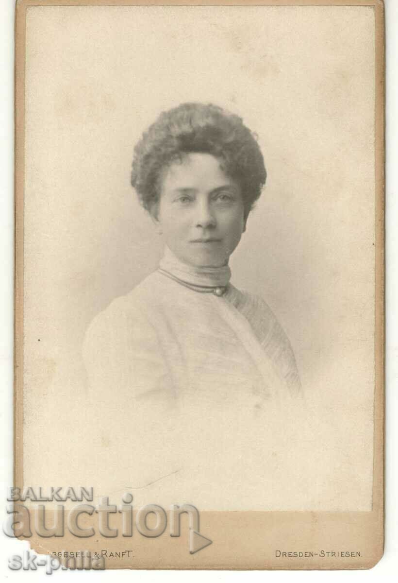 Παλιά φωτογραφία σε χαρτόνι - νεαρή γυναίκα
