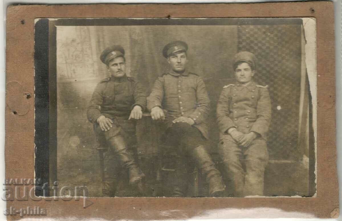 Foto veche pe carton - Prieteni soldați