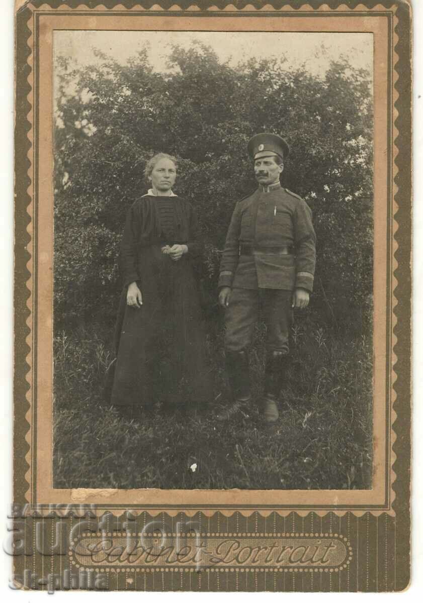 Стара снимка върху картон - Офицер със съпругата си