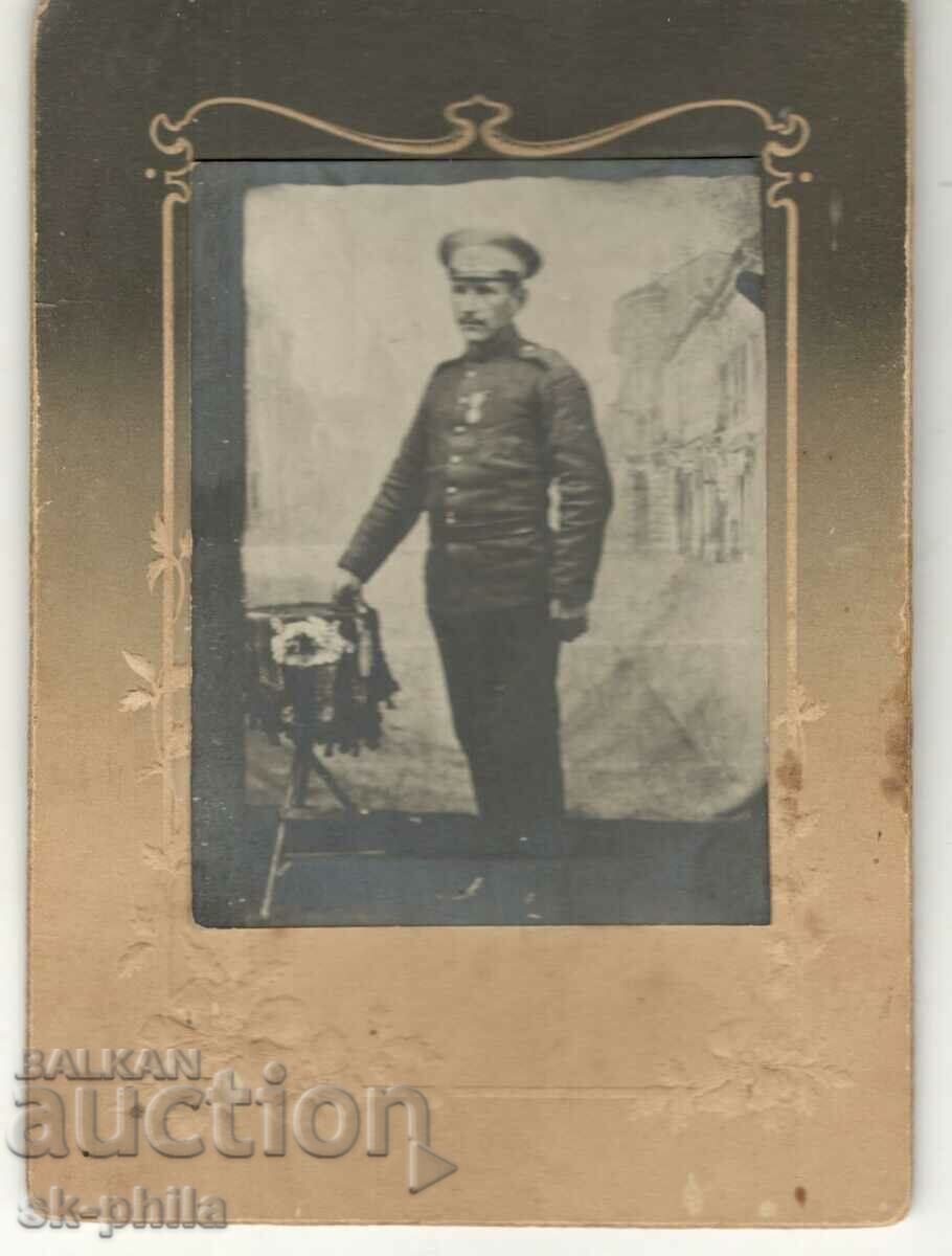Fotografie veche pe carton - Ofițer cu medalie