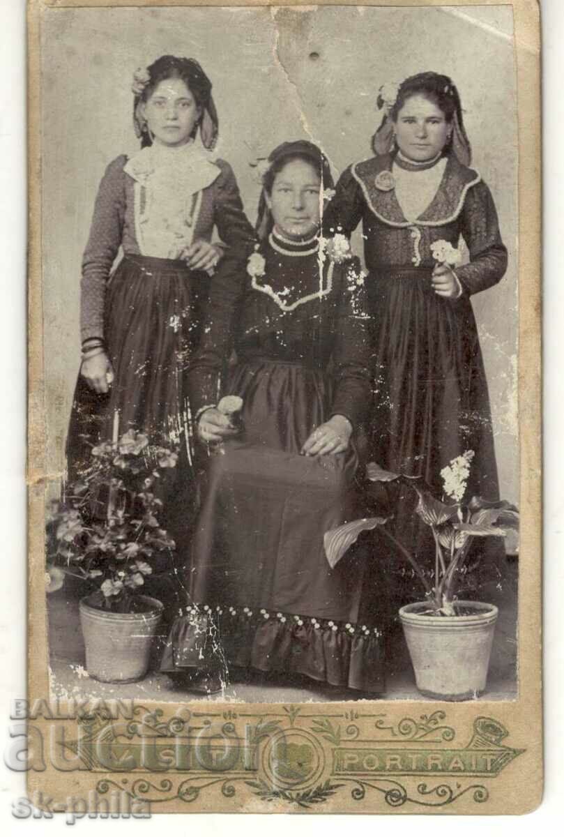 Стара снимка върху картон - Сестри 1902 г.