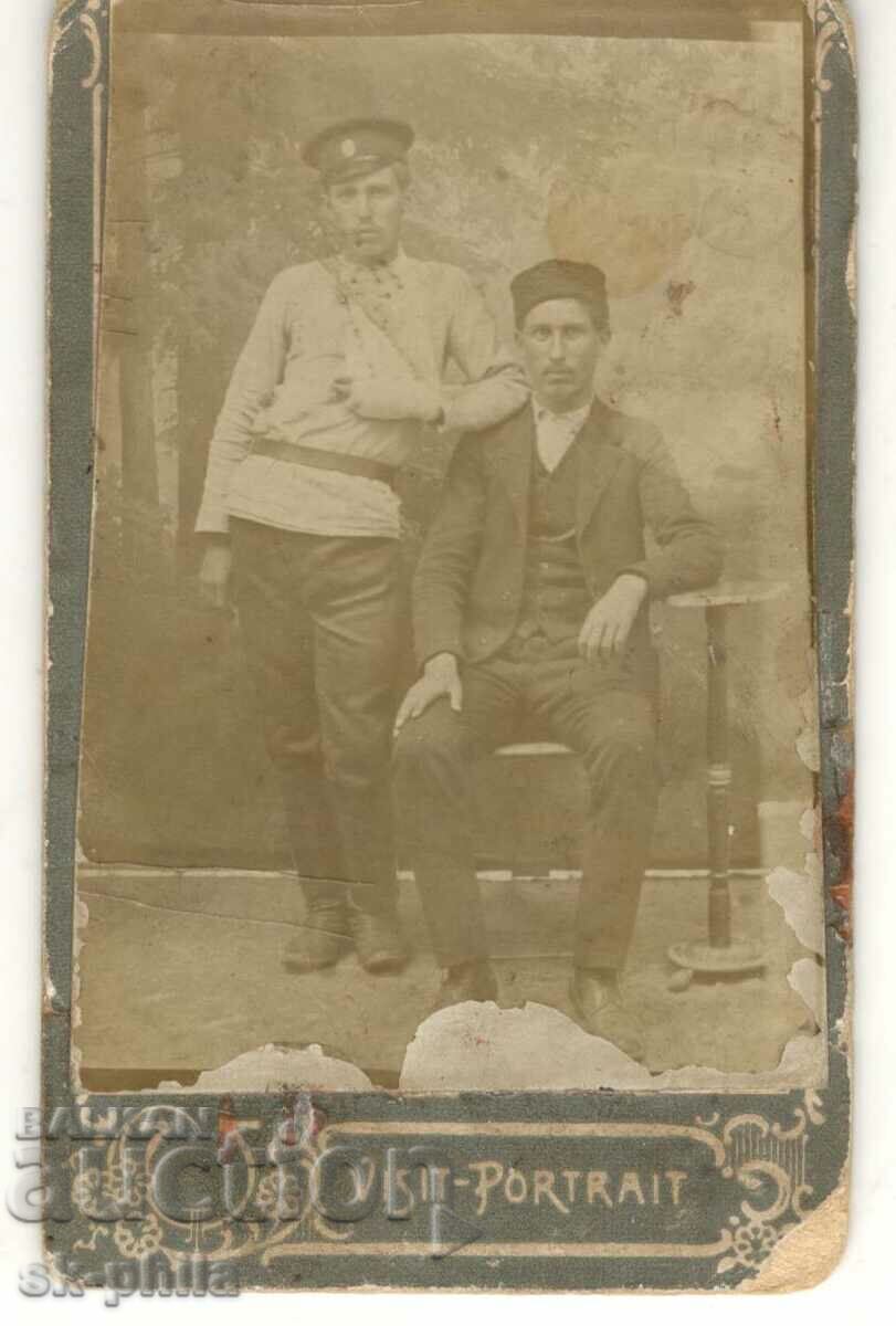 Стара снимка върху картон - Войник с баща си