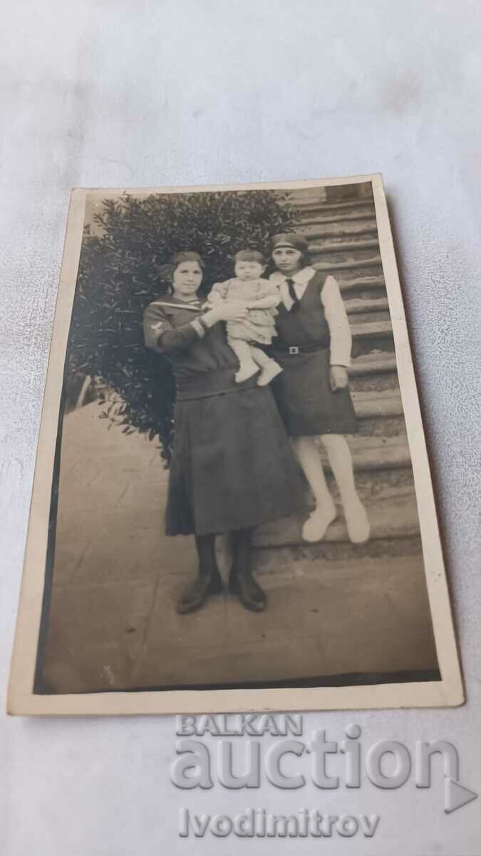 Photo Woman and two girls