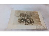 Снимка Трънъ Шестима млади мъже на шосето 1926
