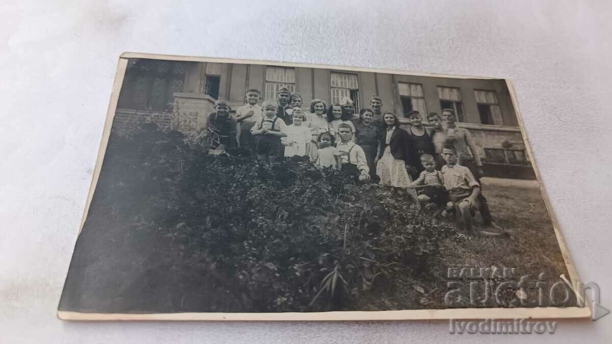 Fotografie Băieți și fete la fermă 1942