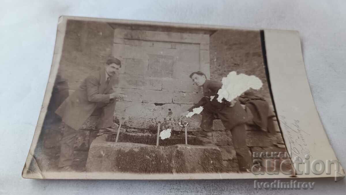 Φωτογραφία Oryahovo Δύο νεαροί άνδρες στο σιντριβάνι 1915