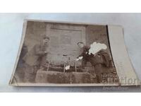 Снимка Оряхово Двама млади мъже на чешмата 1915