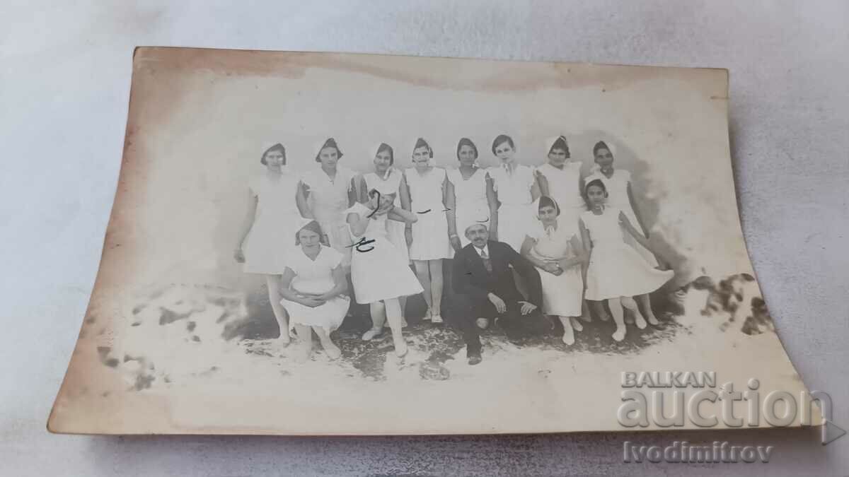 Foto Fete în rochii albe cu profesorul lor