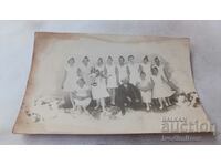 Φωτογραφία Κορίτσια με λευκά φορέματα με τη δασκάλα τους