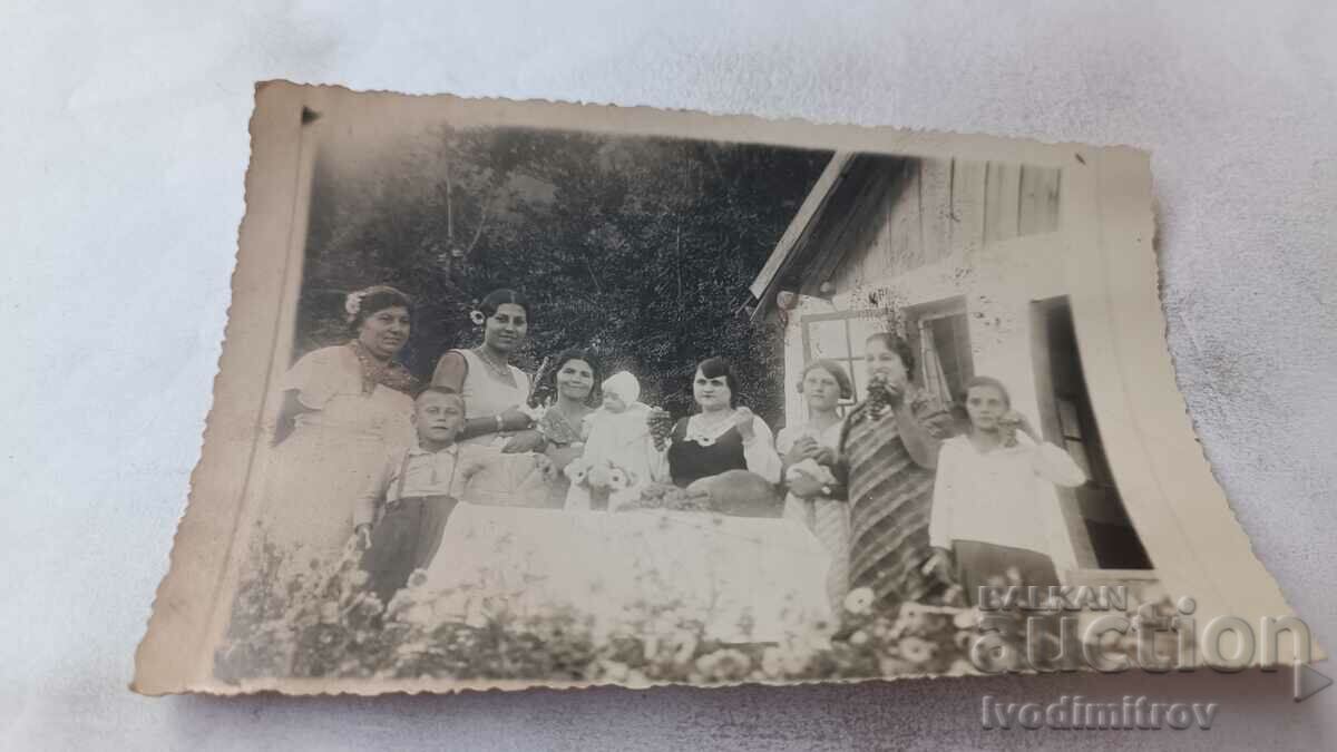 Снимка Жени и деца на брега на маса