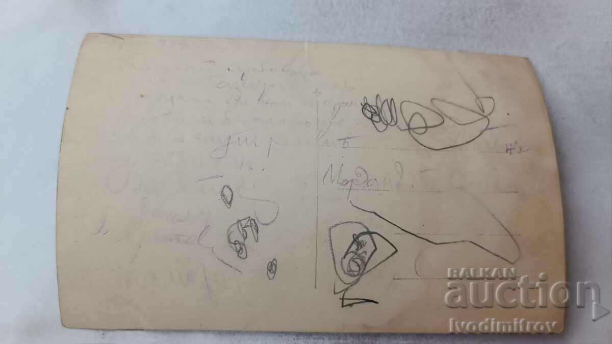 Fotografie Bărbați, femei și copii la un picnic în parc cu preț 1.45 BGN | € 0.74