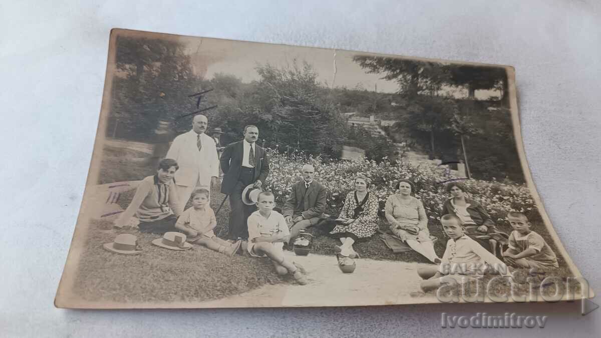 Φωτογραφία Άνδρες γυναίκες και παιδιά σε ένα πικνίκ στο πάρκο