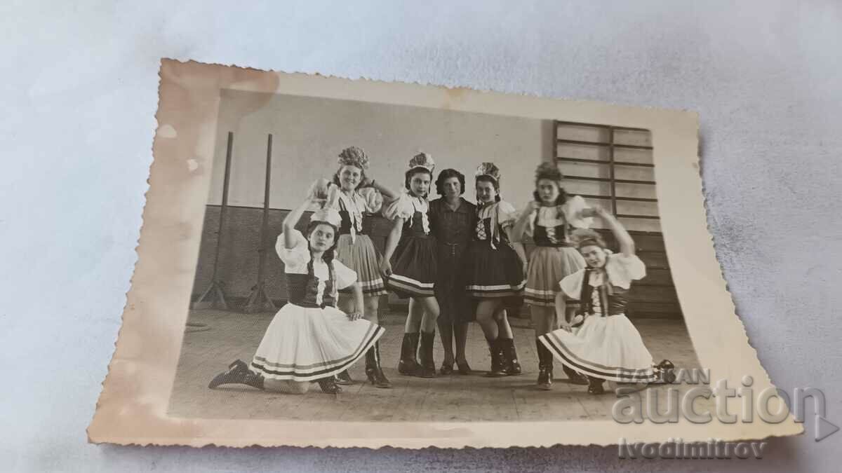 Φωτογραφία Κορίτσια και αγόρια με κοστούμια με τον μάνατζέρ τους