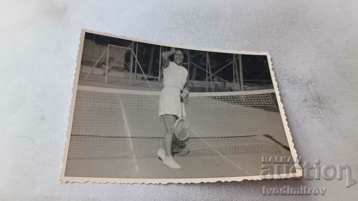 Снимка Млада жена на тенис корт