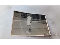 Fotografie Tânără pe un teren de tenis