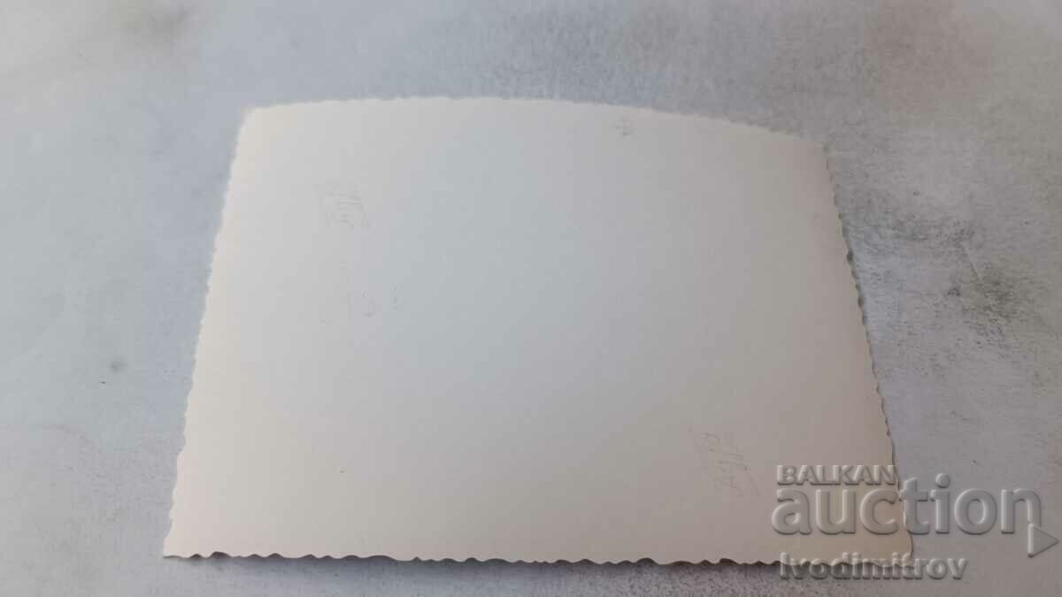 Φωτογραφία Νεαρή γυναίκα σε ένα γήπεδο τένις με τιμή 0.75 BGN | € 0.38