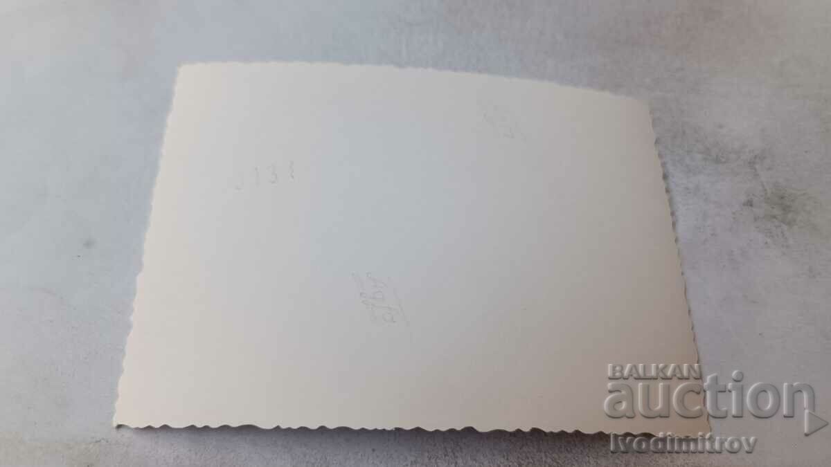 Φωτογραφία Τρεις γυναίκες σε ένα γήπεδο τένις με τιμή 0.75 BGN | € 0.38 Φωτογραφία Τρεις γυναίκες σε ένα γήπεδο τένις με τιμή 0.75 BGN | € 0.38