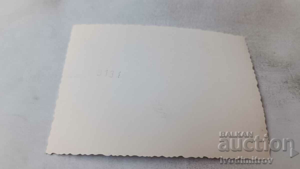 Φωτογραφία Τρεις γυναίκες σε ένα γήπεδο τένις με τιμή 0.75 BGN | € 0.38 Φωτογραφία Τρεις γυναίκες σε ένα γήπεδο τένις με τιμή 0.75 BGN | € 0.38