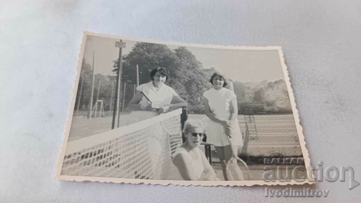Foto Trei femei pe un teren de tenis