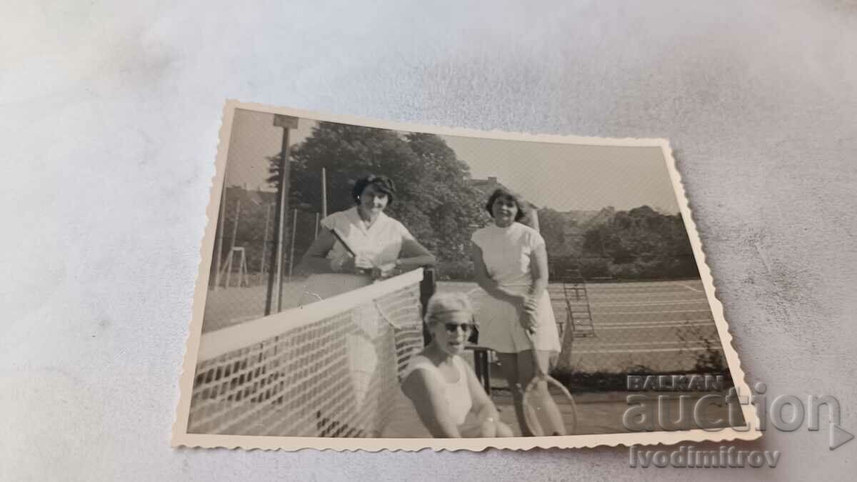 Foto Trei femei pe un teren de tenis
