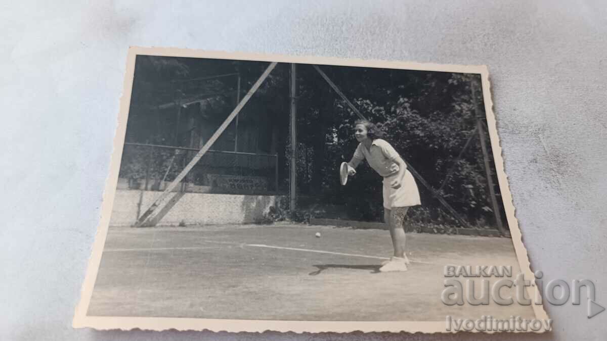 Φωτογραφία Νεαρή γυναίκα που παίζει τένις