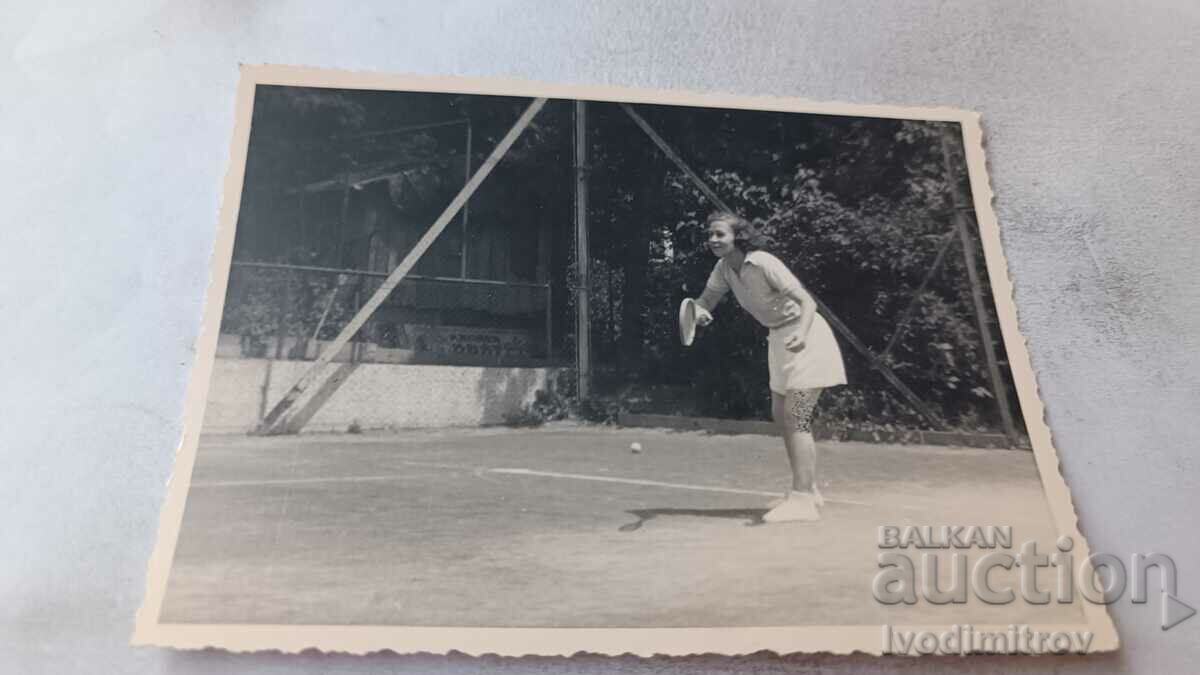 Снимка Млада жена игаеща тенис