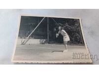 Φωτογραφία Νεαρή γυναίκα που παίζει τένις