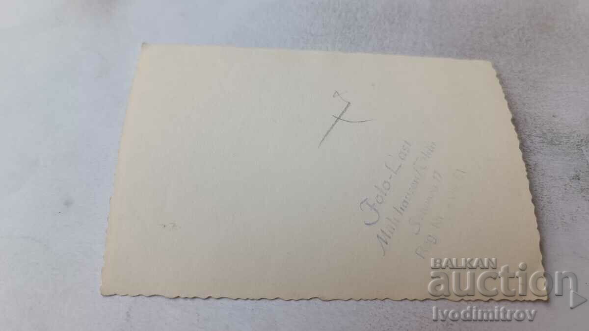 Φωτογραφία Ένας άντρας, δύο γυναίκες και παιδιά στο κατώφλι ενός σπιτιού με τιμή 0.65 BGN | € 0.33 Φωτογραφία Ένας άντρας, δύο γυναίκες και παιδιά στο κατώφλι ενός σπιτιού με τιμή 0.65 BGN | € 0.33