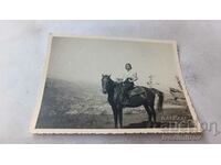 Photo Young woman on a black horse