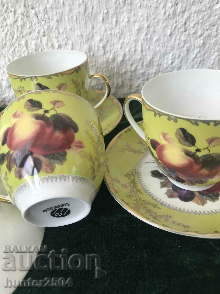 Auction Cups with saucers—bone portion. Auction Cups with saucers—bone portion.