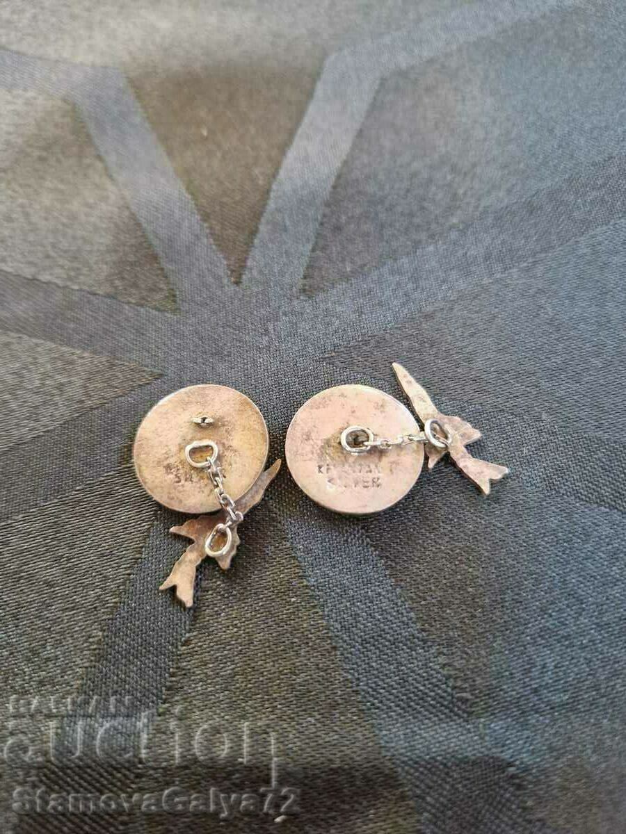 Παράδοση Πολύ όμορφες κουμπότρυπες με ασημί μανσέτα Παράδοση Πολύ όμορφες κουμπότρυπες με ασημί μανσέτα