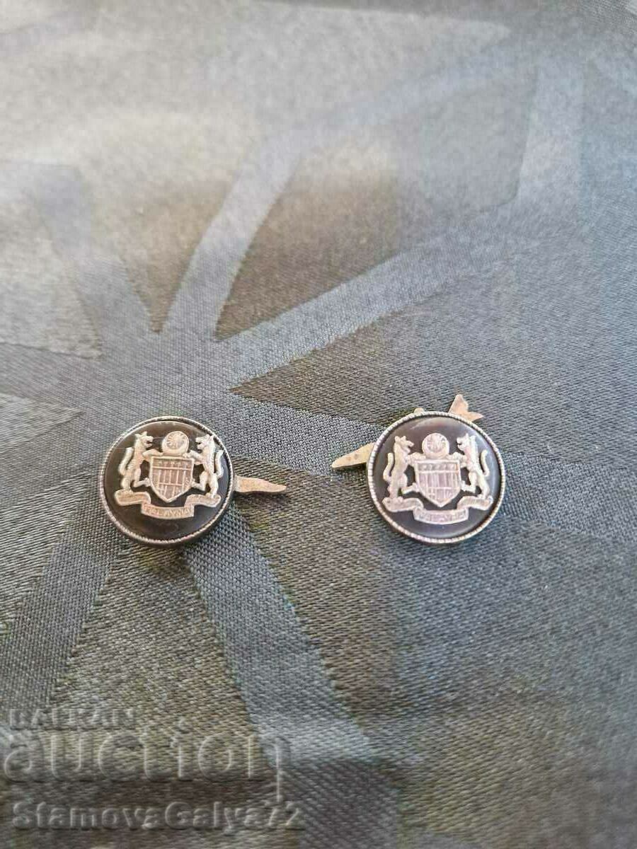 Πολύ όμορφες κουμπότρυπες με ασημί μανσέτα Πολύ όμορφες κουμπότρυπες με ασημί μανσέτα