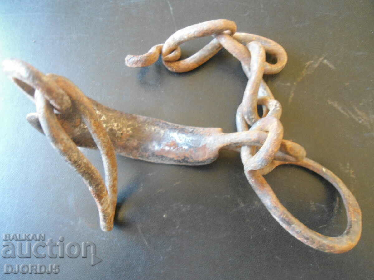 Auction Old forged sidewall, shackles Auction Old forged sidewall, shackles