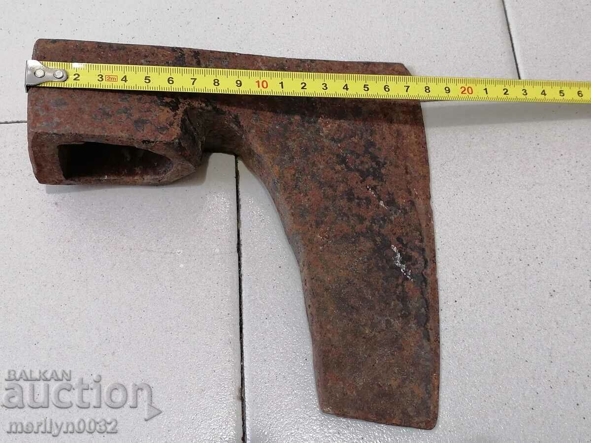 Παράδοση Παλιό τσεκούρι Μεγάλη λεπίδα σπαθιού χωρίς χυμό