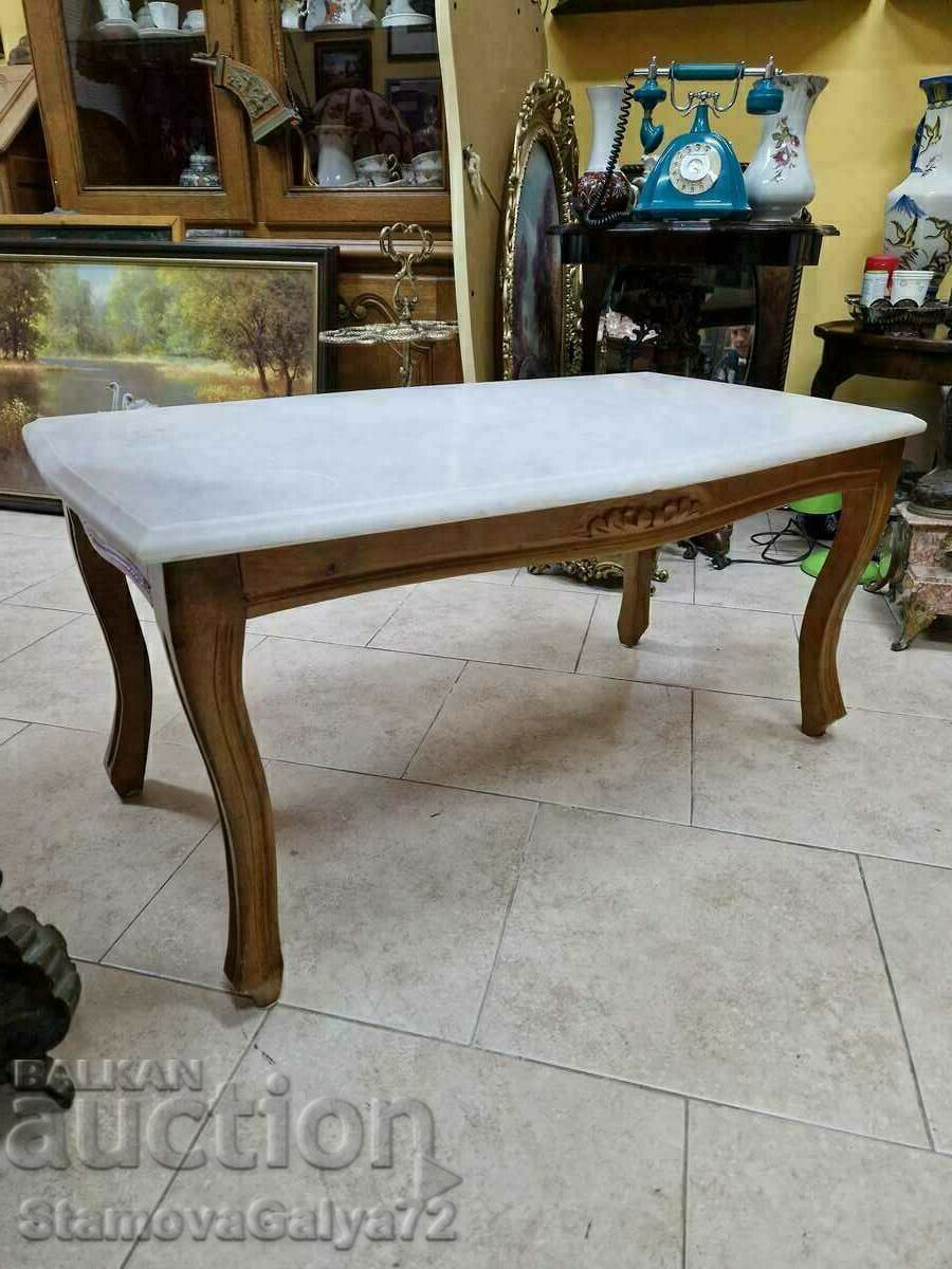 Красива антикварна масичка масив с мраморен плот с цена 199.00 лв. | € 101.75 Красива антикварна масичка масив с мраморен плот с цена 199.00 лв. | € 101.75