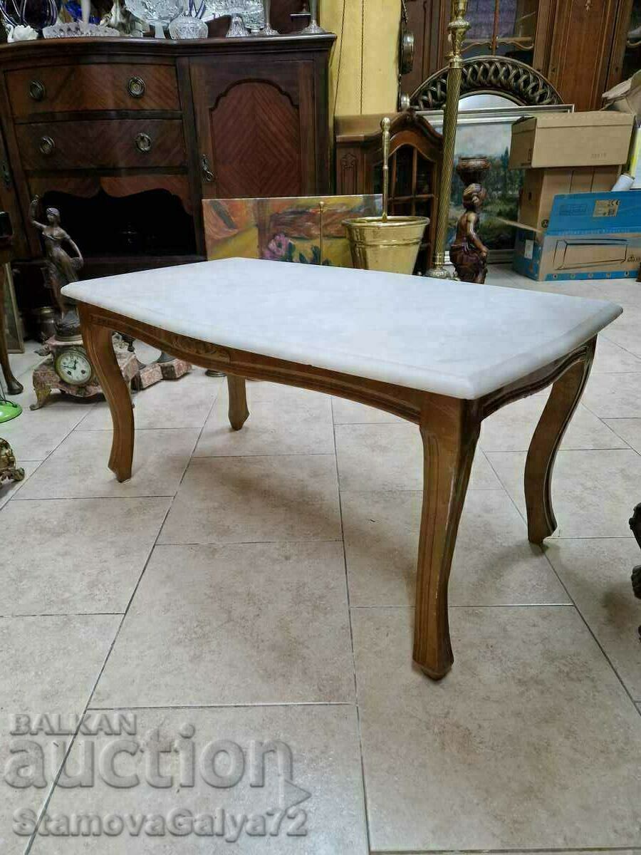 Доставка на Красива антикварна масичка масив с мраморен плот Доставка на Красива антикварна масичка масив с мраморен плот