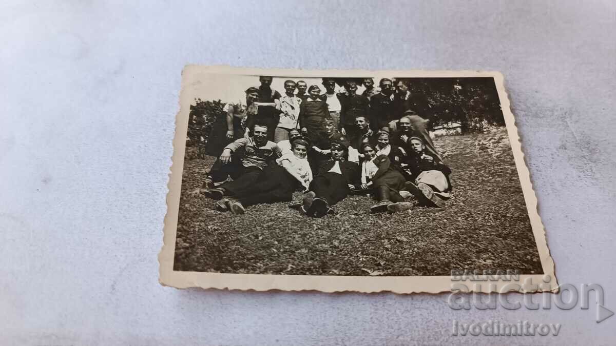 Photo village of Batenberg Youth and girls on the meadow 1939