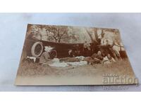 Photo Young men and women with a wagon and a car. on a picnic